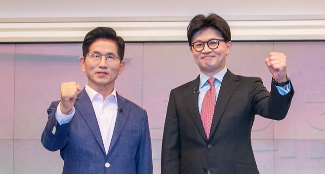 2025년 4월 30일 오후 국민의힘 제21대 대통령선거 경선 결선투표에 진출한 김문수(왼쪽) 한동훈 후보가 TV토론에 앞서 스튜디오에서 자세를 취하고 있다. 사진공동취재단