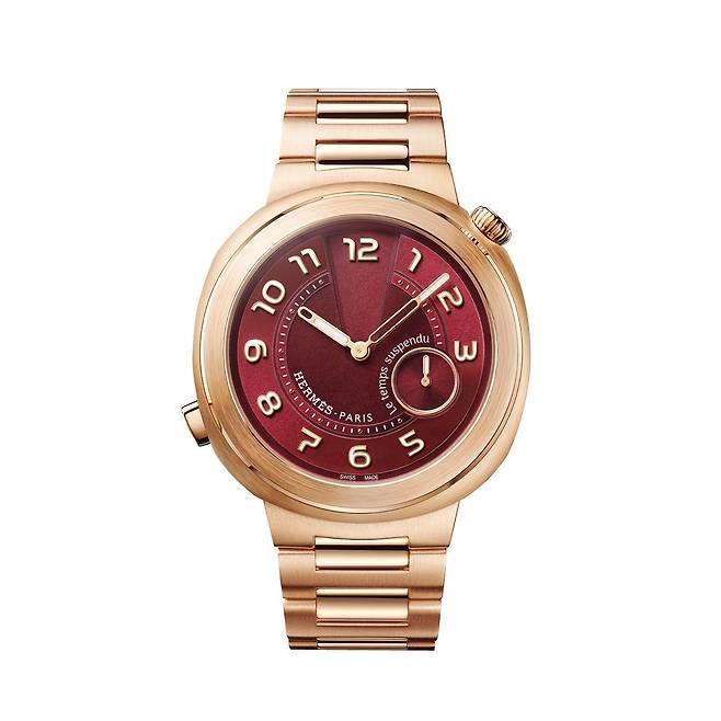 로즈골드 케이스에 레드 컬러 다이얼을 적용한 에르메스 컷 르 땅 서스팡뒤 리미티드 에디션.