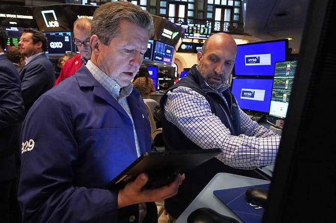 뉴욕증시의 스탠더드앤드푸어스(S&P)500이 지난달 2일(현지시간) 마감가를 회복하는 등 전세계 증시가 2일 일제히 상승했다. 미국과 중국이 본격적인 무역협상에 나설 것이란 기대감이 증시 상승세 원동력이 됐다. AP 연합