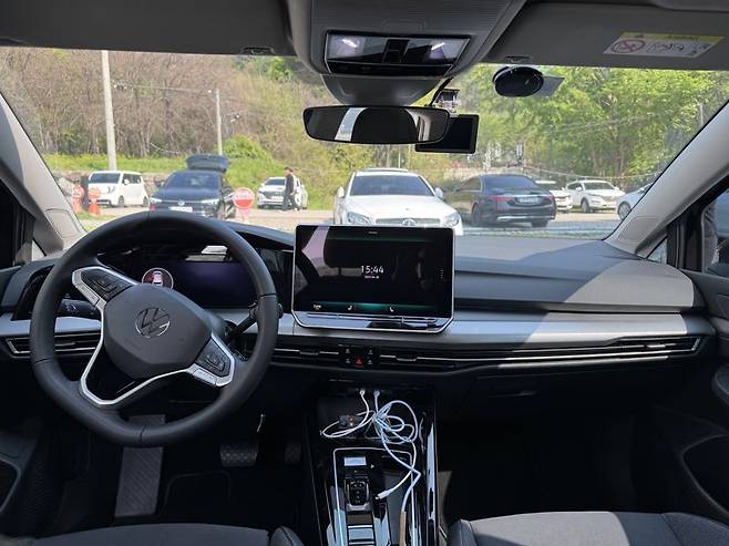 12.9인치의 디스플레이가 적용된 신형 골프 내부. 정원일 기자