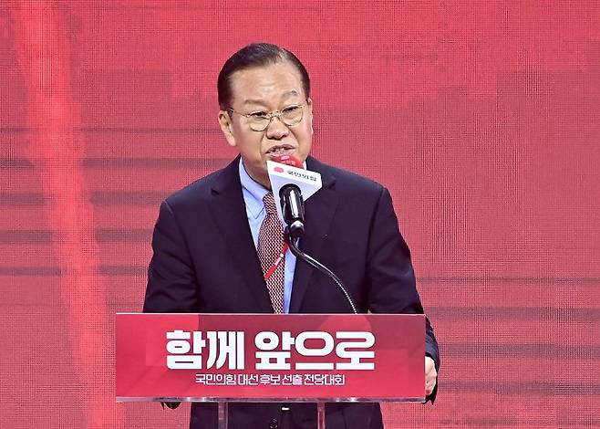 국민의힘 권영세 비상대책위원장이 3일 경기 고양시 킨텍스에서 열린 국민의힘 최종 대선 후보 선출을 위한 전당대회에서 인사말을 하고 있다. 공동취재