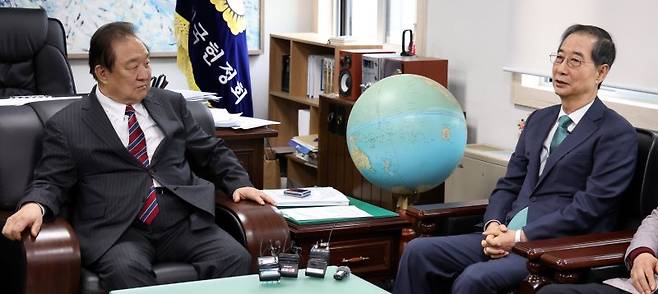 대선 출마를 선언한 한덕수 전 국무총리가 3일 오후 서울 영등포구 여의도 국회 헌정기념관에서 정대철 헌정회장을 예방하고 있다. /사진=뉴시스