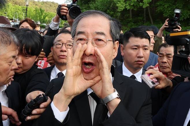 2일 오후 광주 북구 국립 5·18 민주묘지를 찾은 한덕수 전 총리가 광주비상행동 등 시민·사회단체 관계자들의 반발에 가로 막히자 “저도 호남 사람”이라며 참배를 호소하고 있다. 연합뉴스