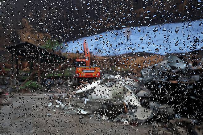 4월22일 오후 경남 산청군 시천면 중태마을에서 산불 피해를 본 주택이 철거되고 있다.
