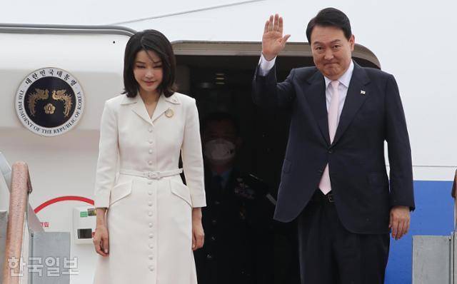 당시 윤석열 대통령과 김건희 여사가 2022년 6월 27일 취임 후 첫 해외 순방 일정으로 스페인 마드리드에서 열리는 북대서양조약기구(NATO) 정상회의 참석차 경기 성남 서울공항을 출발하며 손을 흔들고 있다. 성남=서재훈 기자