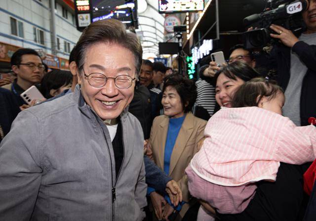 골목골목 경청투어 : 동해안벨트편에 나선 이재명 더불어민주당 대선 후보가 3일 오전 강원 양양군 양양시장에서 한 아이가 등을 돌리자 미소를 짓고 있다. 뉴스1