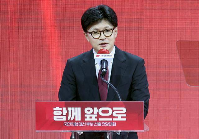 3일 경기 고양시 킨텍스에서 열린 국민의힘 전당대회에서 국민의힘 대선 후보로 김문수 전 고용노동부 장관이 선출된 가운데 한동훈 전 국민의힘 대표가 승복 연설을 하고 있다. 연합뉴스