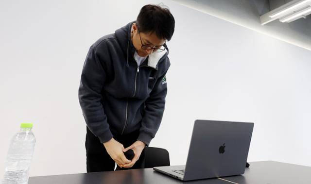 김석환 위믹스 재단 대표가 3일 경기 성남시 판교 테크원타워에서 열린 '국내 가상자산 거래소의 위믹스 상장폐지 결정'과 관련 긴급 기자간담회에서 고개 숙여 사과하고 있다. 성남=뉴시스