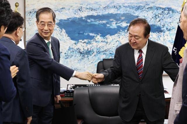 한덕수 전 국무총리가 3일 오후 서울 영등포구 헌정회에서 정대철 헌정회장을 예방하며 인사를 나누고 있다. 뉴스1