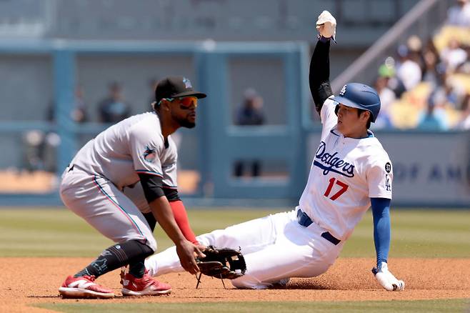 1일(한국시간) 마이애미전 3회 말 2루 도루에 성공하는 오타니. AFP=연합뉴스