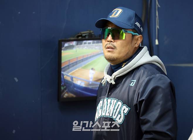 24일 오후 잠실야구장에서 열린 2025 프로야구 NC 와 LG 경기. NC 이호준 감독이 더그아웃에서 경기를 지켜보고 있다. 잠실=정시종 기자 capa@edaily.co.kr /2025.04.24.