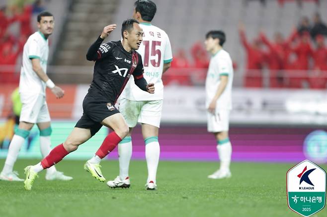 12일 서울월드컵경기장에서 열린 서울과 대전의 하나은행 K리그1 2025 8라운드. 서울 문선민이 추격 골을 터뜨린 뒤 환호하고 있다. 사진=프로축구연맹