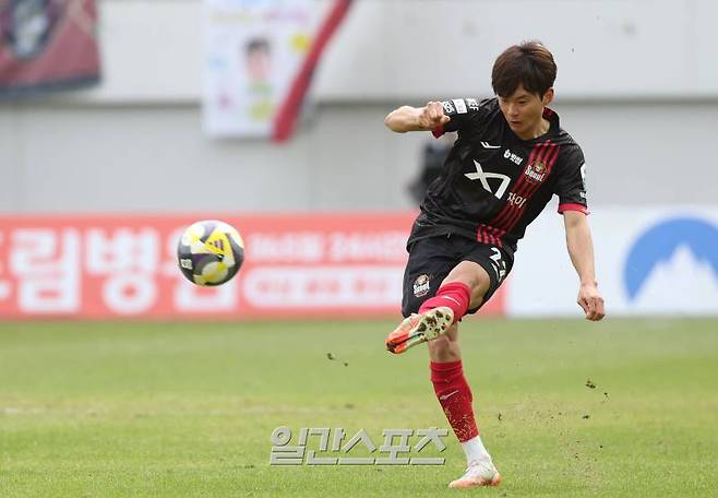 프로축구 '하나은행 K리그1 2025' 2라운드 FC서울과 김천상무의 경기가 3일 오후 서울 마포구 서울월드컵경기장에서 열렸다. 후반 김진수가 상대 문전으로 공을 올리고 있다. 상암=김민규 기자 mgkim1@edaily.co.kr /2025.03.03/