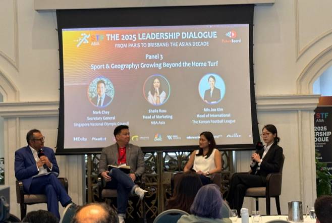 한국프로축구연맹 해외사업팀 김민주 팀장(오른쪽)이 STF 컨퍼런스에서 K리그 해외 사업 전략을 소개하고 있다.&nbsp; &nbsp;사진=프로축구연맹 제공