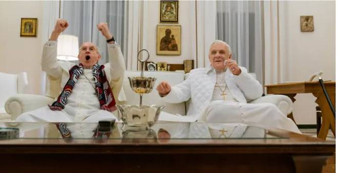 영화에서 2014 월드컵 결승전을 시청 중인 프란치스코(왼쪽)와 베네딕토 16세. 그렇다면 두 교황은 실제로 결승전을 같이 시청했을까? 정답은 아니다. 프란치스코는 1990년 가르멜 산의 성모님께 TV&nbsp;시청을 중단하겠다고 서원한 후 이 약속을 지켰다. 서약의 계기는 동료 사제들과 함께 TV를 시청하다가 불쾌한 성인물 장면을 봤기 때문이라고 한다. 한편 베네딕토 16세도 일찍 잠자리에 들어, 결승전을 보지는 않았다. 넷플릭스 캡처