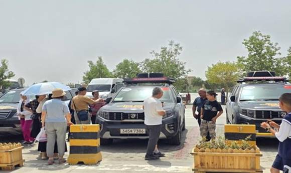 휴게소에서 자동차 여행에 관심을 보이는 위구르인들. [사진=윤영선]