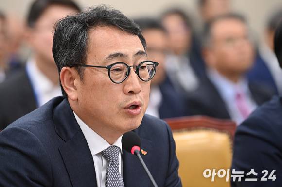 유영상 SK텔레콤 대표이사가 지난달 30일 국회 과학기술정보방송통신위원회의에서 열린 방송통신 분야 청문회에서 질의에 답변하고 있다. [사진=곽영래 기자]