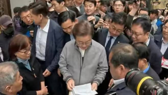 이재명 후보가 3일 강원지역 '경청 투어'를 이어가며 주민들의 목소리를 듣고 있다. (‘델리민주’ 캡처)