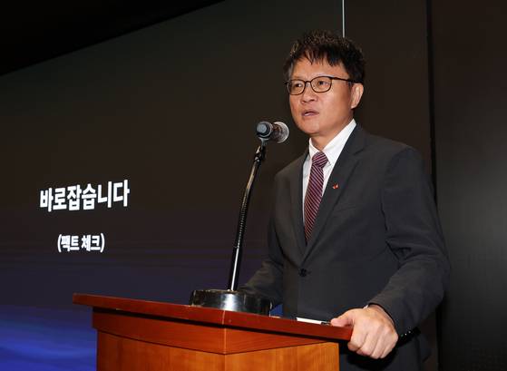 류정환 SK텔레콤 네트워크인프라센터장(부사장)이 2일 브리핑에서 해킹 사태 관련 의혹들에 대해 해명하고 있다. 뉴스1