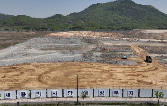 6·3 대선을 앞두고 정치권에서 충청 표심을 겨냥해 '세종시대'를 열자는 공약이 앞다퉈 나오고 있다. 더불어민주당과 국민의힘은 국회의 세종 이전에 대해선 대체로 공감대를 이룬 모습이다. 사진은 지난 25일 세종시 세종동 국회세종의사당 건립 예정 부지 모습. 행정중심복합도시건설청(행복청)은 세종시 신도시 중심부인 세종동(S-1생활권) 일대 약 210만㎡(약 63만평)를 국가상징구역으로 지정하고 개발을 추진해왔다. 이곳에는 대통령 제2집무실과 국회세종의사당 등 국가중추기관이 들어설 예정이다. 연합뉴스