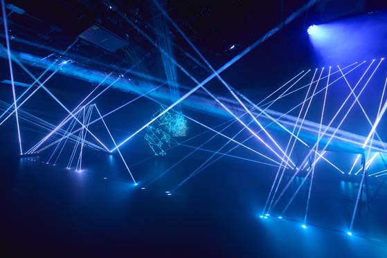 레이저와 사운드를 활용한 ‘이원공명’ 전시.