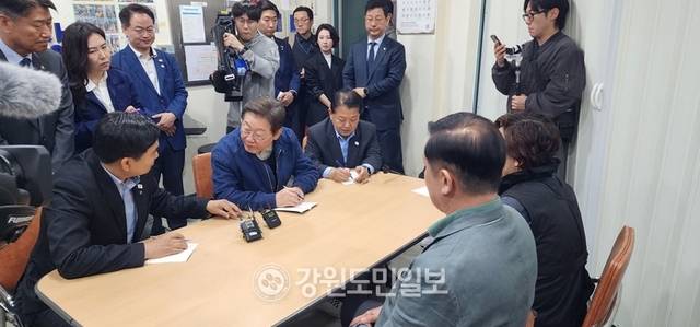 ▲ ·김도균 강원도당위원장이 이재명 후보에게 군사적 긴장감으로 인해 최북단 거진과 대진 등 접경지역 주민들의 생활이 점점 더 힘들어진다며 남북화해와 항구적 평화를 위한 9·19남북군사합의 복원 등 후속 조치들이 필요하다는 의제를 건의하고 있다.