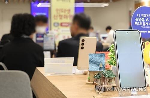 ▲ 해킹 사고가 발생한 SK텔레콤이 28일부터 2300만명에 달하는 전 고객을 대상 유심 무상 교체를 실시하기로 결정했다.   사진은 25일 서울 한 SKT 대리점에서 고객들이 상담을 기다리고 있다. 출처=연합뉴스