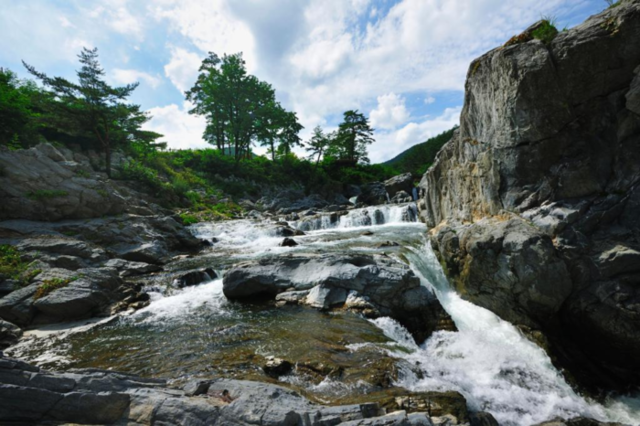 ▲ 태백시 동점동에 있는 구문소와 그 일대 전기고생대 지층이 강원특별자치도의 5월 지질·생태명소로 선정돼 지질 과학 체험 현장으로서의 가치를 높이고 있다.