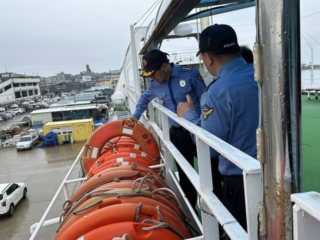 ▲ 박홍식 강릉해양경찰서장이 3일 강릉 주문진항을 찾아 안전 점검을 하고 있다.강릉해양경찰서 제공