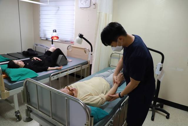 ▲ 화천군 사내면에서 정육점을 운영하고 있는 최문호氏가 승리의원 한방과를 찾아 진료를 받고 있다.