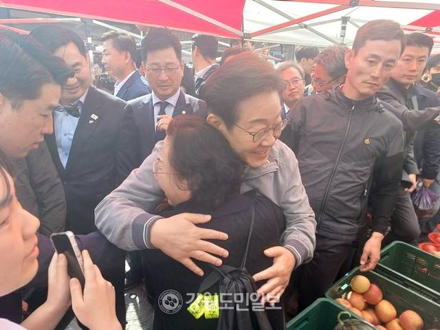 ▲ 더불어민주당 이재명 대선 후보는 3일 동해 북평5일장에서 ‘골목골목 경청투어’를 했다.