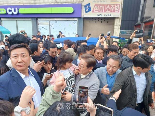 ▲ 더불어민주당 이재명 대선 후보는 3일 동해 북평5일장에서 ‘골목골목 경청투어’를 했다.