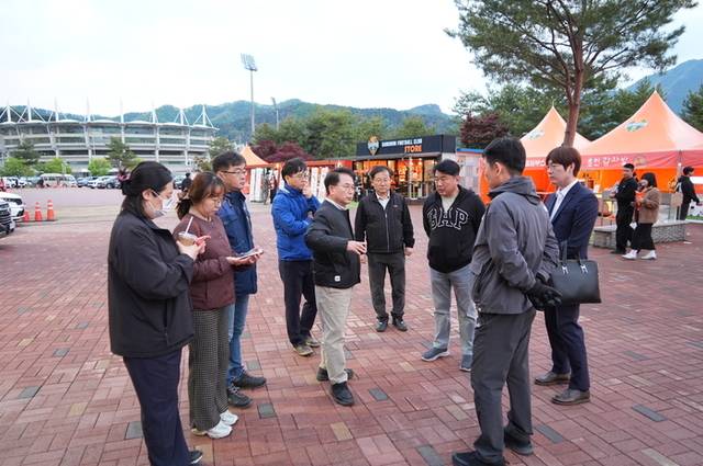 ▲ 김병지 대표이사의 사퇴를 촉구하는 현수막이 걸리자 강원FC는 이날 오후 경기를 관람하려던 육동한 춘천시장을 비롯한 시청 직원들의 경기장 출입비표의 반납을 요구, 출입을 금지했다.  육동한 시장이 경기장 밖에서 직원들과 얘기를 나누고 있다.