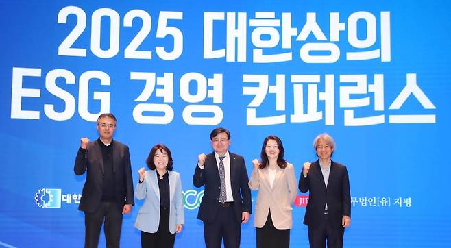 (위) ‘2025 대한상의 ESG 경영 컨퍼런스’에서 최인진 보스틴컨설팅그룹(BCG) 한국사무소 대표파트너, 오정희 법무법인 티와이로이어스 대표변호사, 조영준 대한상의 지속가능경영원장, 전미영 트렌드코리아컴퍼니 대표, 임성택 법무법인(유) 지평 대표변호사가 기념 촬영을 하고 있다.사진=한국경제신문DB