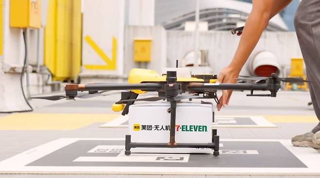 메이퇀 드론이 세븐일레븐 물류를 장착하고 있다. / 사진=메이퇀