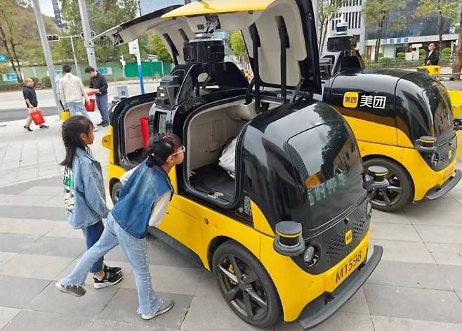 메이퇀의 무인 자율 배달 차량. 선전에는 이같은 풍경이 일상적이다. / 사진=메이퇀