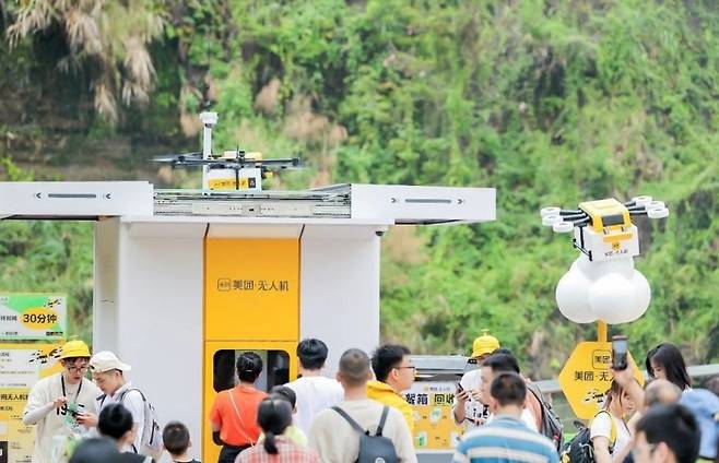 메이퇀 드론 배송을 기다리는 주문 고객들 / 사진=메이퇀