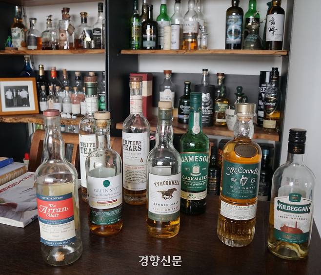 위스키 전문가가 즐겨 마시는 위스키들. 왼쪽의 고풍스런 라벨의 병이 그를 위스키의 세계로 이끈 위스키 아란이다.