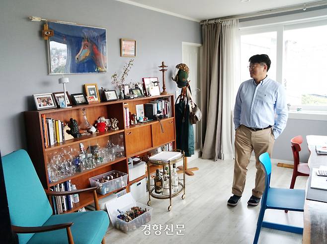 위스키 마니아로 소문나면서 미니어처 위스키병 선물도 많이 받는다고. 1970~1980년대 비행기 기내용으로 배포됐던 희귀한 병도 모아두었다.