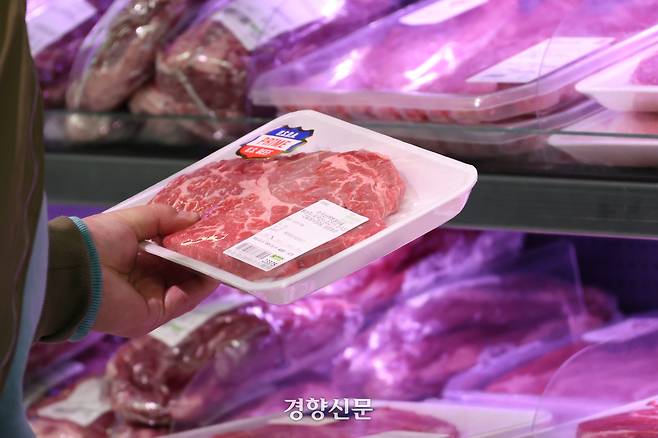 서울시내 한 대형마트를 찾은 소비자가 소고기를 살펴보고 있다. 정효진 기자