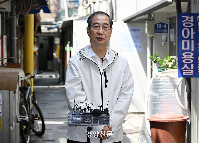 한덕수 전 대통령 권한대행 겸 국무총리가 2일 오후 서울 종로구의 식당에서 오세훈 서울시장과의 오찬 간담회를 마치고 백브리핑을 하고 있다. 성동훈 기자