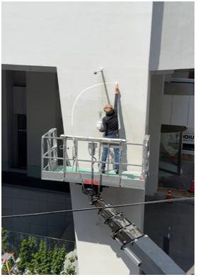 짐 아비뇽 작가가 광안리해수욕장 인근 포디움다이브 건물에서 벽화를 그리는 모습.포디움다이브M 제공