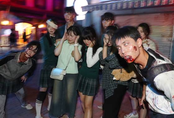A Halloween zombie event held at Everland, Gyeonggi, in 2024 based on the Netflix series ″All of Us Are Dead″ (2022) [NEWS1]