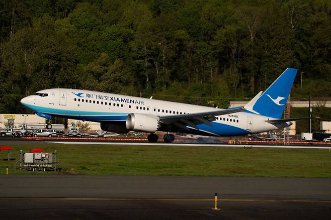 미중 무역전쟁이 격화되는 가운데 중국 샤먼항공이 반송한 두 번째 보잉 여객기 737MAX8이 지난 22일 미국 워싱턴주 시애틀의 보잉 공장 활주로에 착륙하고 있다. 로이터 연합뉴스&nbsp;