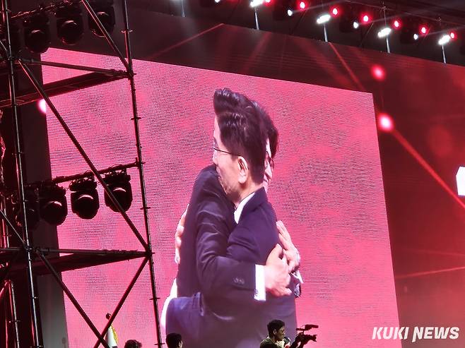 김문수 국민의힘 대선 경선 후보(오른쪽)와 한동훈 후보가 3일 경기 고양시 킨텍스에서 국민의힘 전당대회가 시작하자 포옹하고 있다. 윤상호 기자