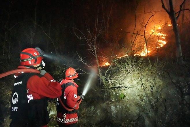 지난 3월 경북 의성군 신평면에서 발생한 산불을 진화하는 산불재난특수진화대. 산림청
