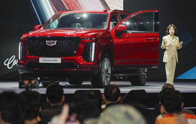 지난달 16일 오전 경기 광명시 아이벡스 스튜디오에서 열린 캐딜락 더 뉴 에스컬레이드 출시 행사에서 GM 한국사업장 커뮤니케이션 총괄 겸 최고마케팅 책임자 윤명옥 전무가 발표를 진행하고 있다. 한국GM 제공
