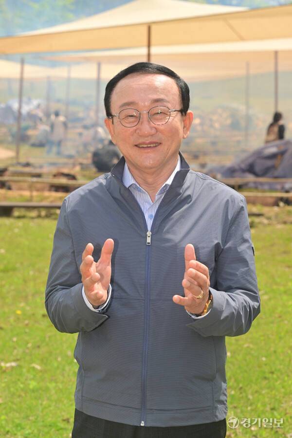 김덕현 연천군수가 인터뷰를 하고 있다. 조주현 기자