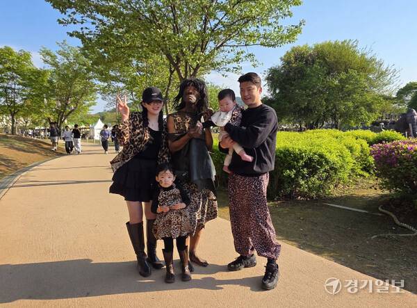 온 가족이 구석기 시대 복장을 갖춰입고 2025 연천 구석기 축제를 방문한 윤유현씨(서울·30대) 가족이 30만년 전 전곡리에서 살던 구석기인의 모습으로 분장한 참가자와 기념촬영을 하고 있다. 이나경기자