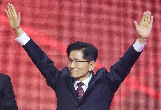 국민의힘 대선 후보로 선출된 김문수 후보가 3일 경기 고양시 킨텍스에서 열린 국민의힘 전당대회에서 인사하고 있다. 연합뉴스